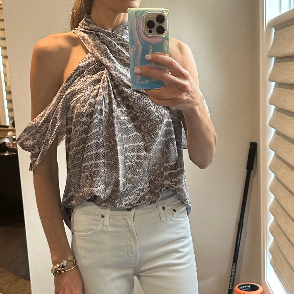 ROI the brand. Great top for going to dinner or a fun event. Great fit.